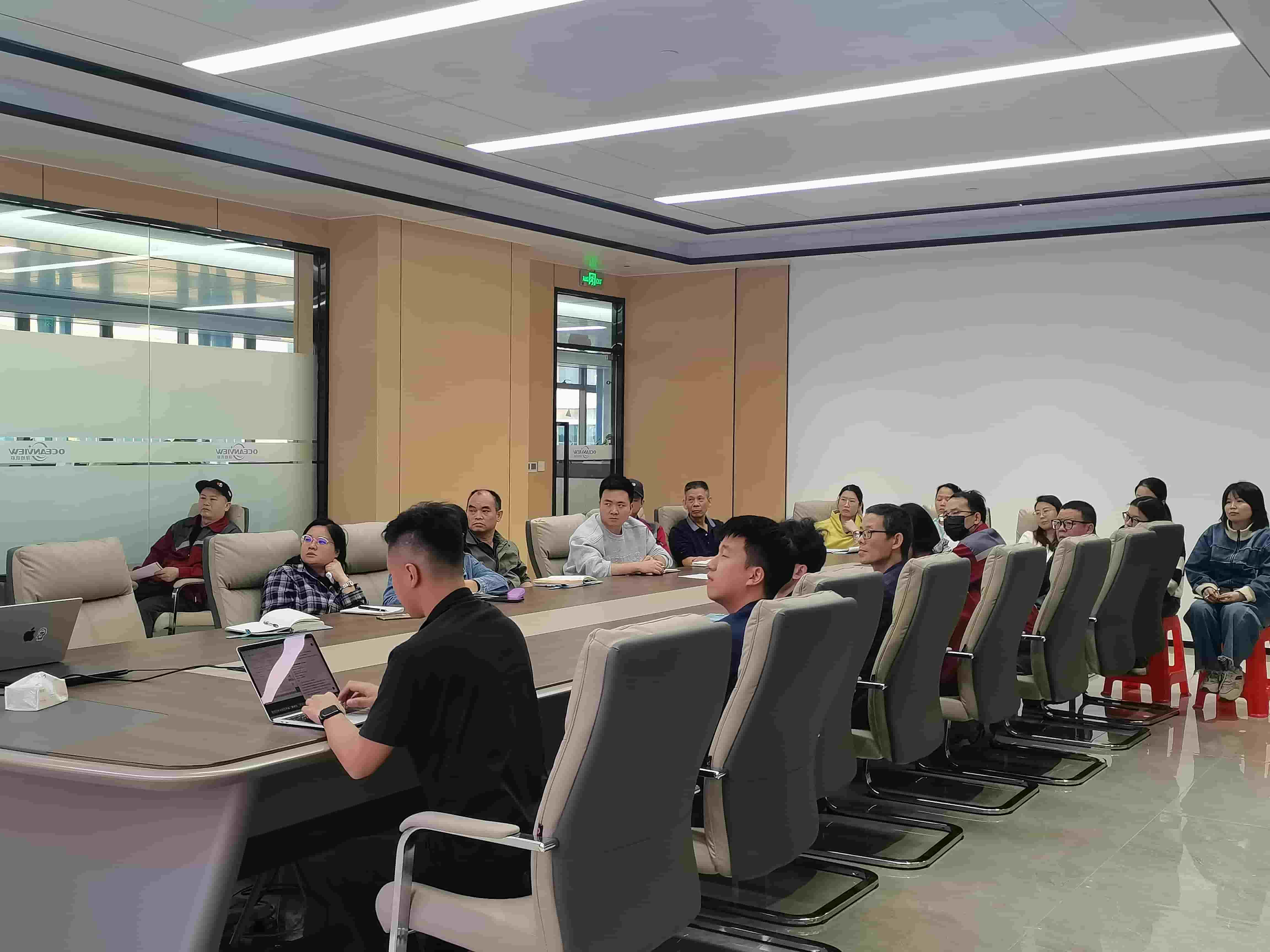 Oceanview lança seu primeiro programa de treinamento em IA para toda a empresa, visando acelerar a transformação digital.